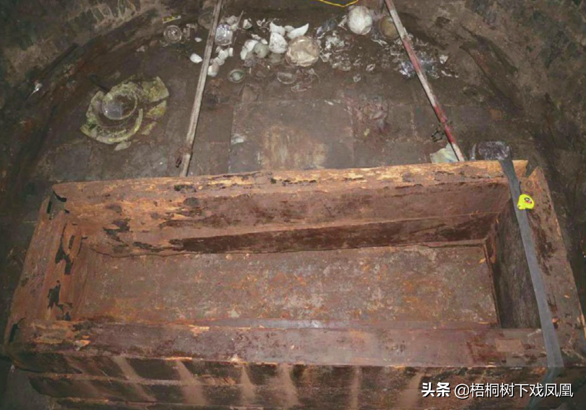 2017年几个山东人到内蒙古盗墓，租用一台挖掘机，称是“挖沙子”