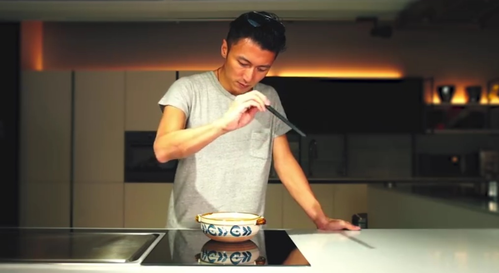 曝张柏芝受伤走路靠拐杖，脚腕缠纱布，谢霆锋忙晒美食太冷漠？