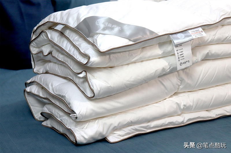 冬天里的轻薄暖被窝:网易严选95%白鹅绒冬被,保暖不闷睡得香