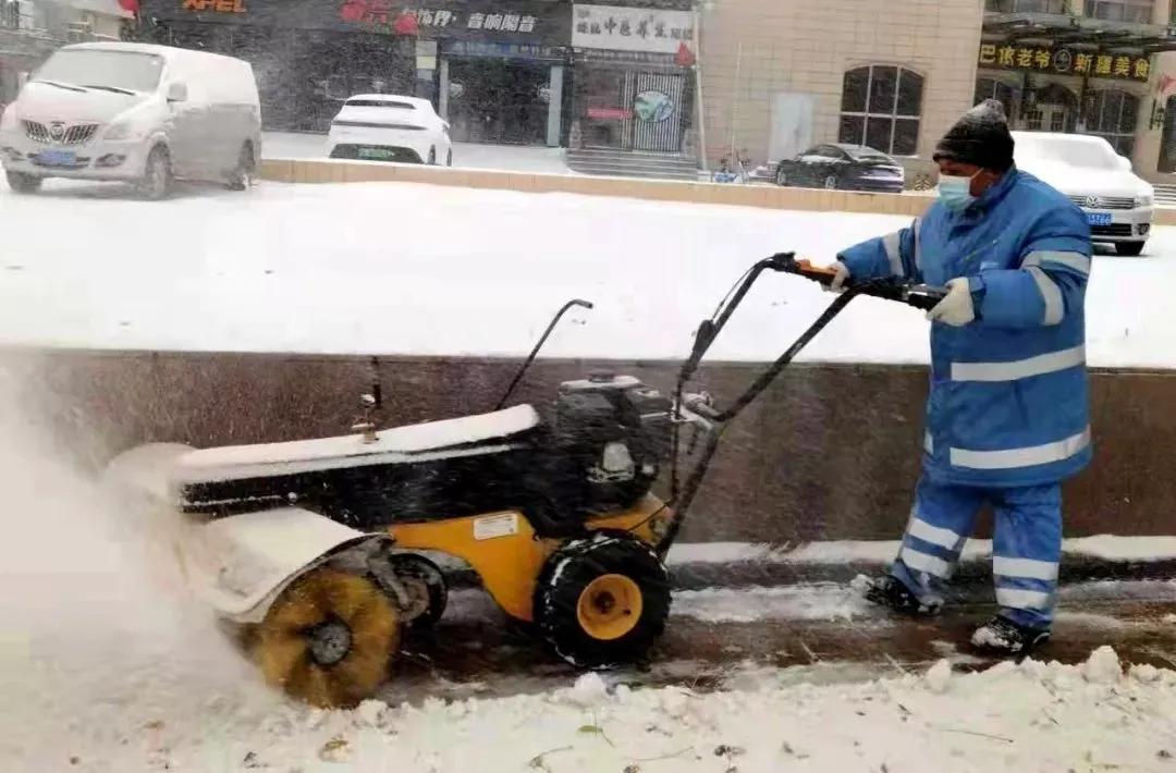 暖到心头一颤!今早通州街头,一位老人蹲地敲砸路面的结冰…