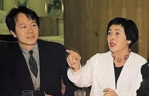 夹在贾琏和凤姐之间的人,夹在男人中间的女人