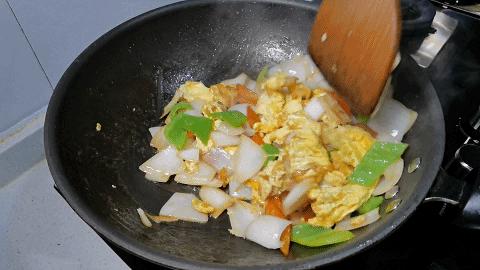 洋葱和鸡蛋怎么炒好吃加什么调料,洋葱炒鸡蛋百吃不厌味道好极了