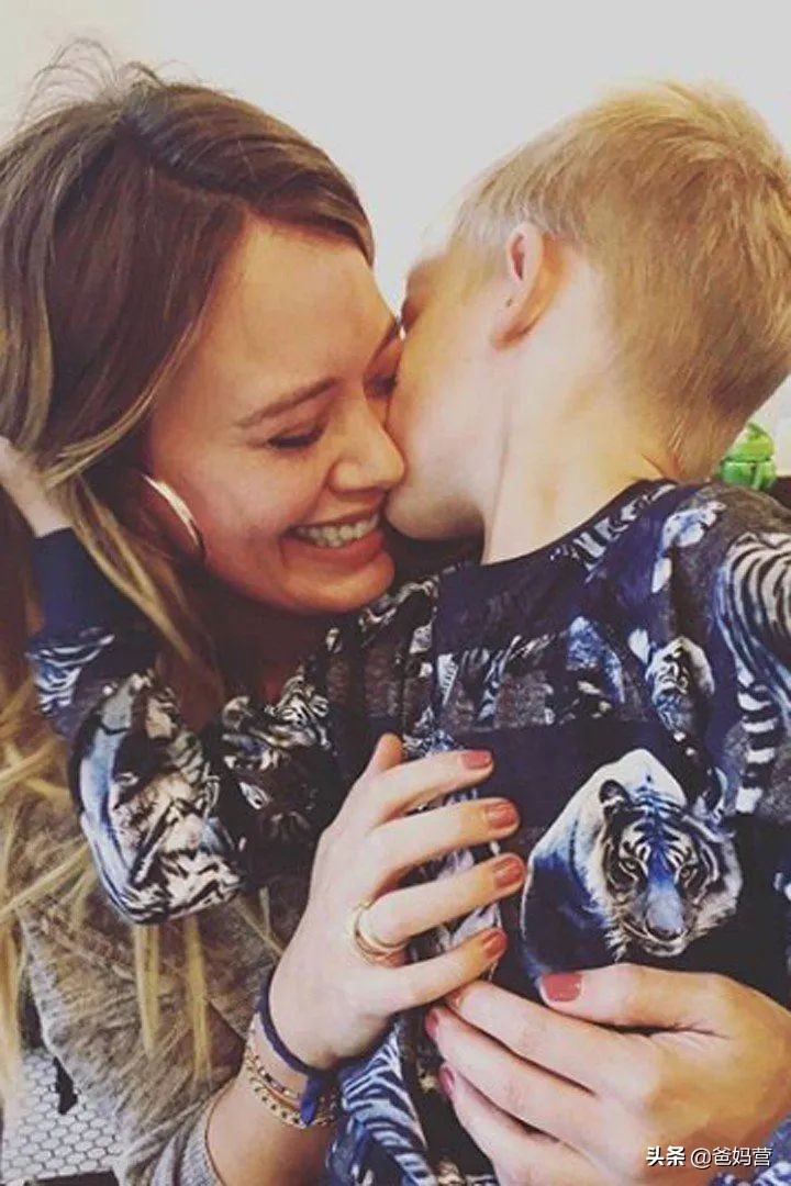 安吉丽娜朱莉有多爱她母亲,安吉丽娜朱莉爱小孩