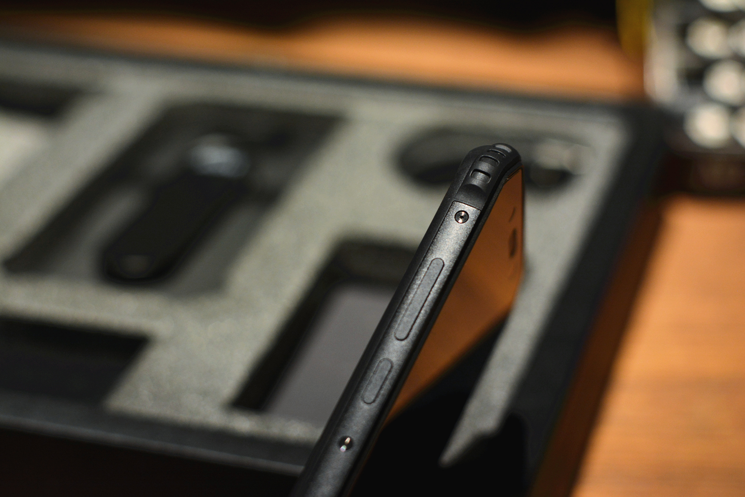 AGMH1手机:不怕摔,不怕水,能待机20天,父母最爱?