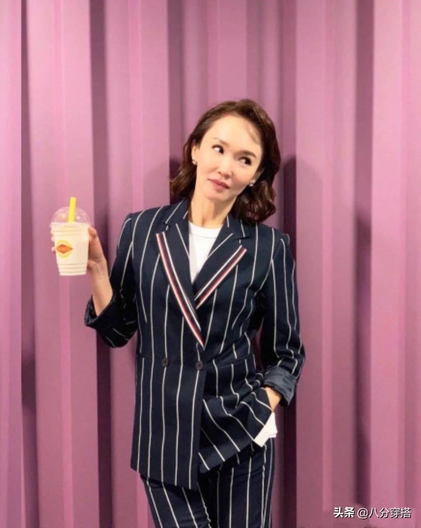 范文芳穿咖色衬衣配皮裙,范文芳气质穿搭