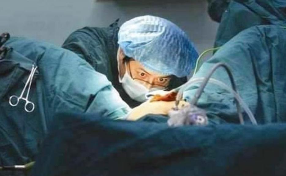 女子丰胸手术后变三胸,女子多次隆胸后体内有10个假体