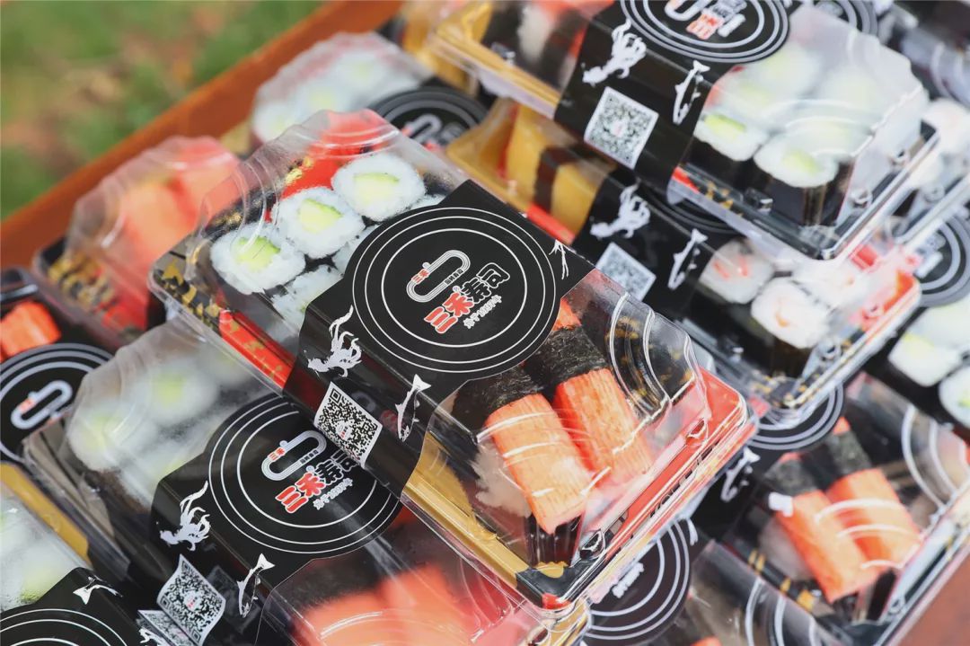 冬日里的温暖传递,冬日的温暖和幸福在彼此间传递