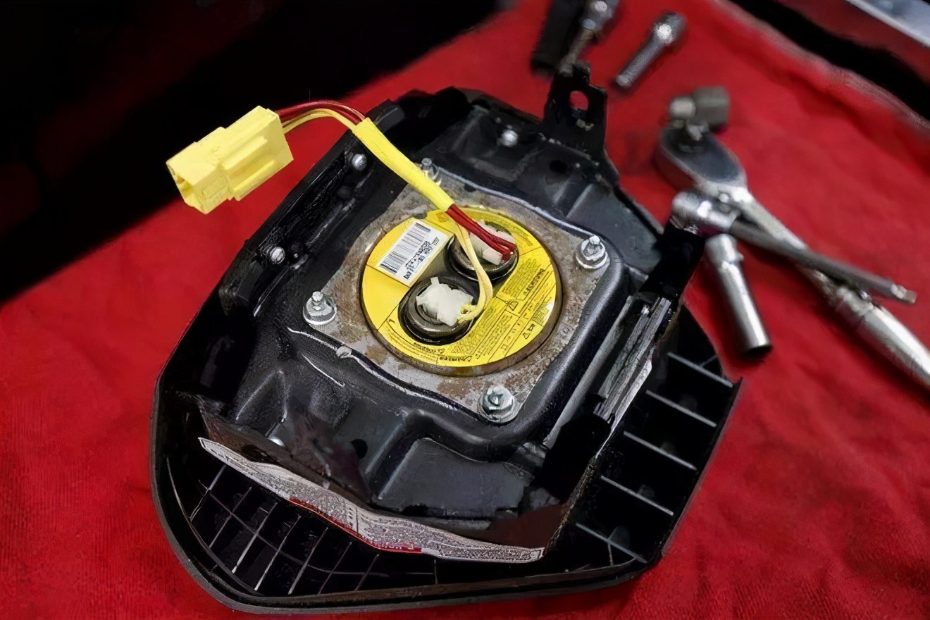 特斯拉碰撞召回,超8万辆存安全隐患特斯拉召回