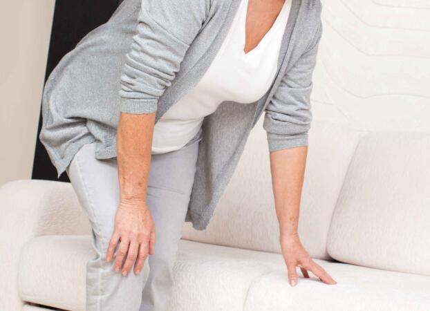 经常膝盖疼吃什么药,经常膝盖胀疼是什么原因导致的