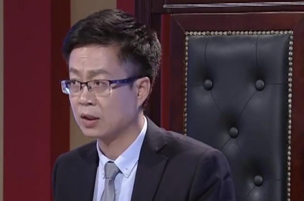 丈夫不懂人情世故，亲戚朋友来到家里，他居然用被子蒙头来躲避