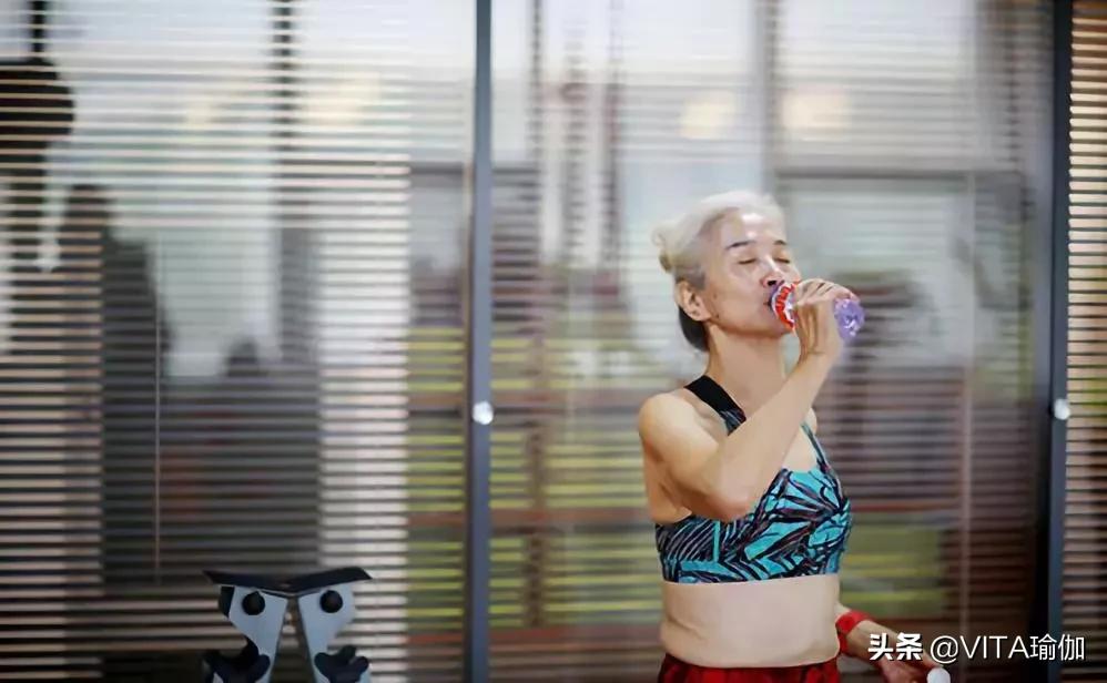 54岁奶奶健身6年逆生长似20岁少女,73岁天津白发奶奶坚持健身13年