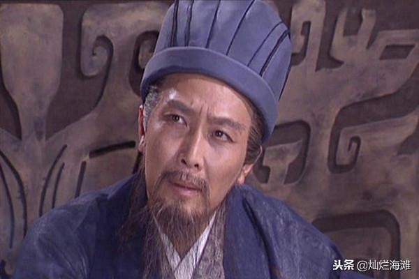 关羽放曹操走华容道后面对诸葛亮,曹操从华容道逃跑完整视频