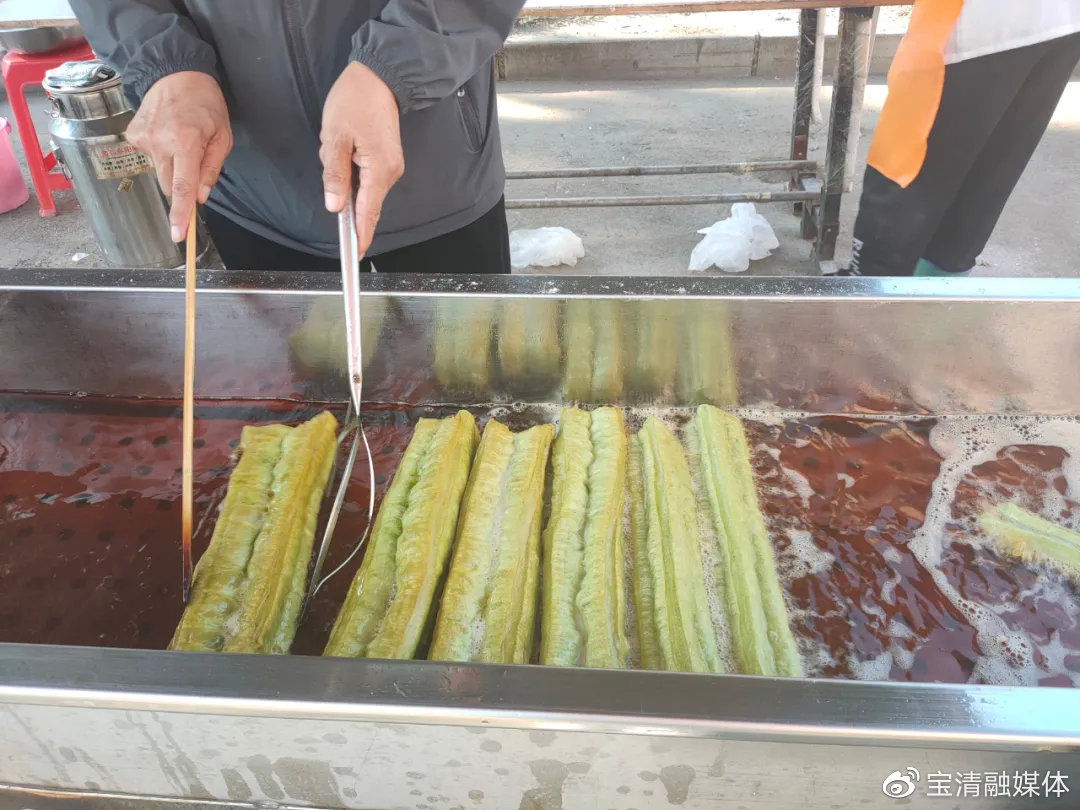 油条的烟火气,烟火气非常重的小吃街哈尔滨