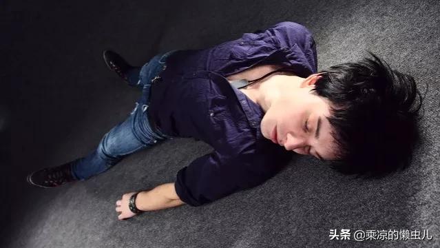 *底卧**（小小说）