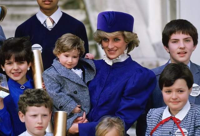 卡米拉 约旦王后 屈膝礼 (卡米拉向约旦王后行屈膝礼)