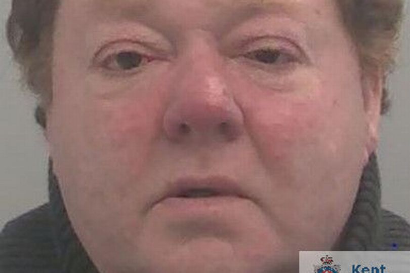 英5旬大叔酷爱装成老太侵犯数女生被判3年,少女被害还不知