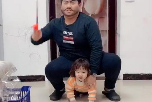 宝爸把女儿当坐骑，上演小马拉大车，女儿超配合，宝妈哭笑不得