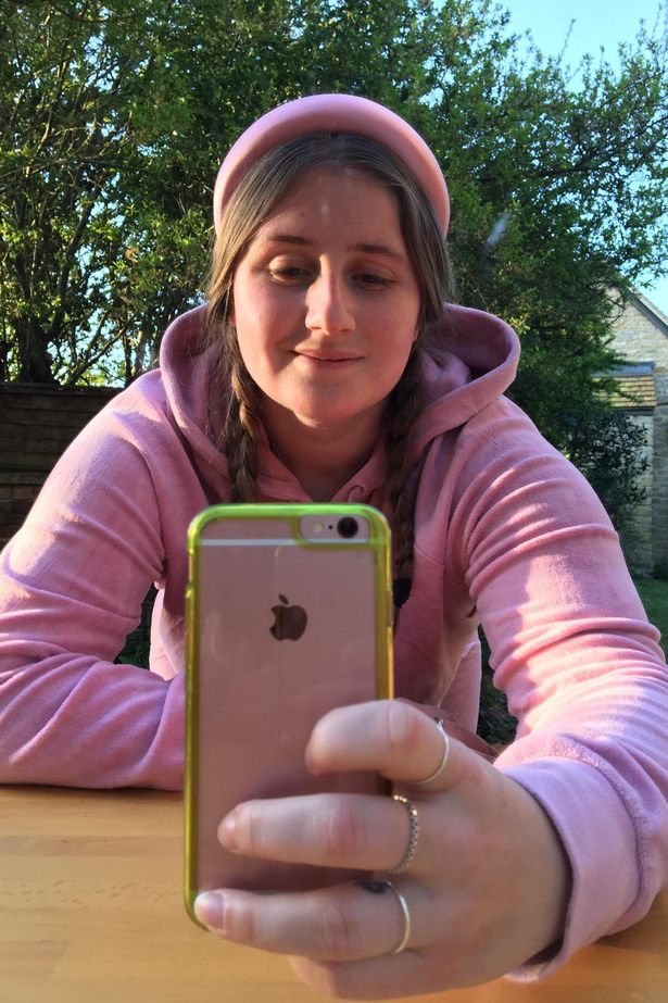 英国防疫用品短缺,媒体暗斥首相女儿买名牌包,遭网友“群殴”