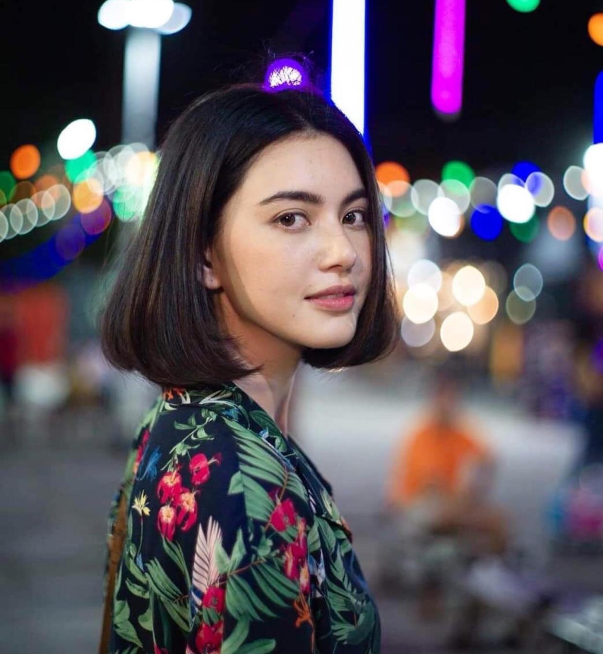 她不愧是泰国最年轻影后，穿衣品味一绝，老气外套都能穿出少女感