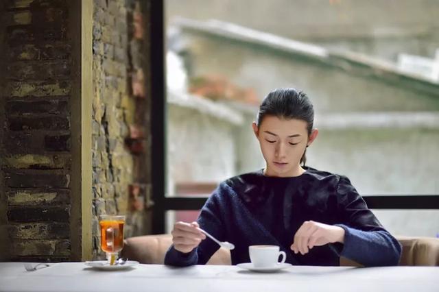 “霍尊发微博告别演艺生涯”，陈露的回应狠狠打了对方一巴掌，绝