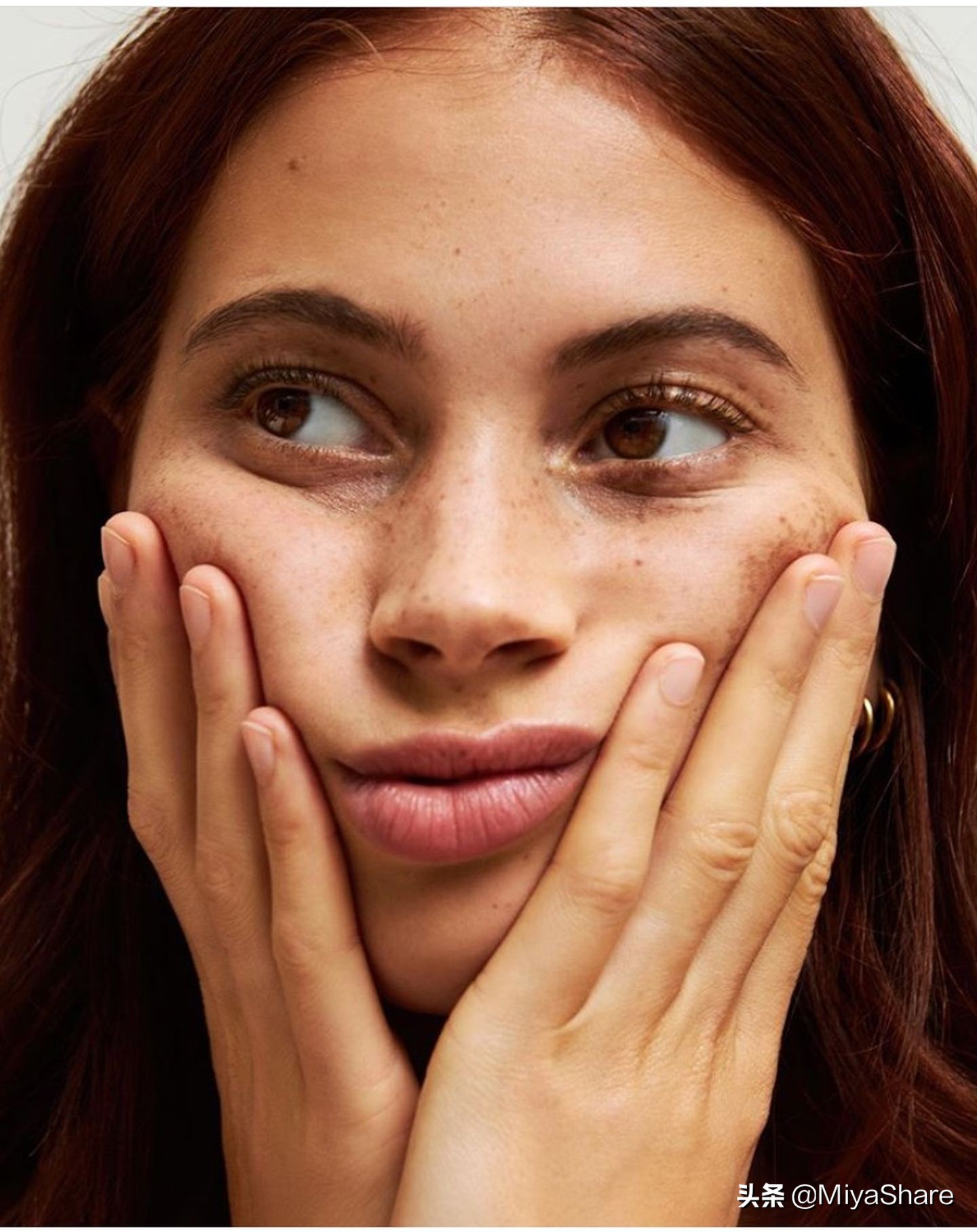 粉底如何不卡粉手法,粉底斑驳不服帖几招还你完美底妆