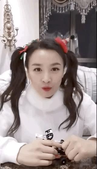 张庭扎两个羊角辫录视频卖萌，50岁依然少女感满满，毫无违和感