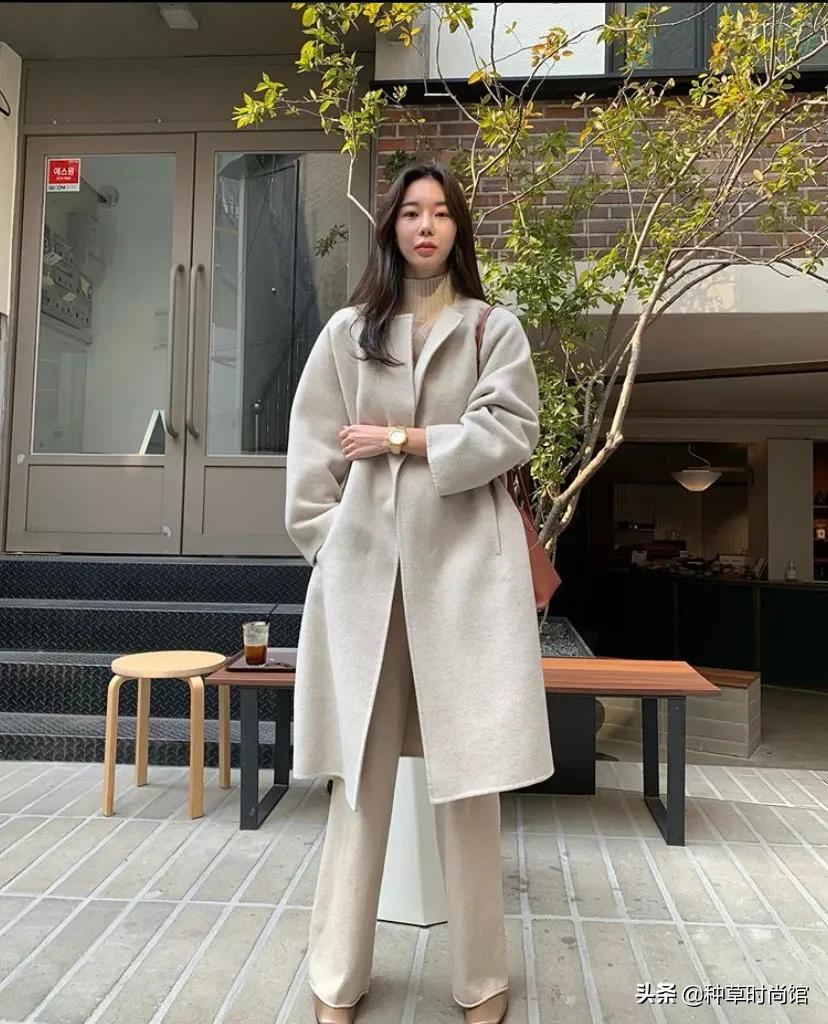 厚毛衣流行这样穿这也太洋气了,现在的毛衣都是短款高个要怎么穿