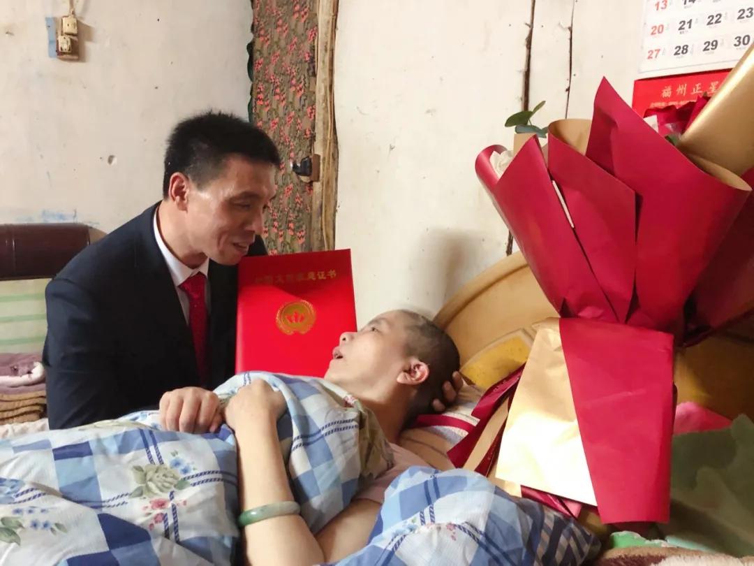 妻子昏迷十年丈夫不离不弃,妻子植物人13年丈夫不离不弃照顾