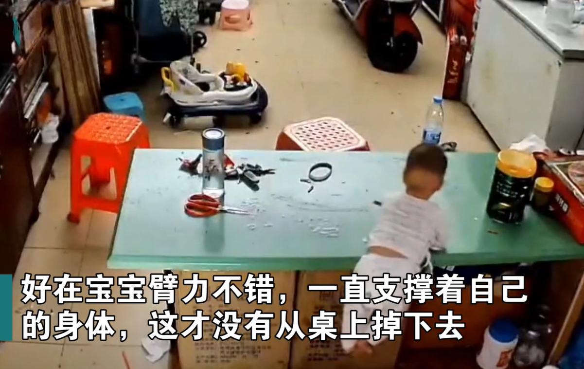 穿尿不湿小孩举杠铃大叫,一个穿尿不湿孩子爬单杠