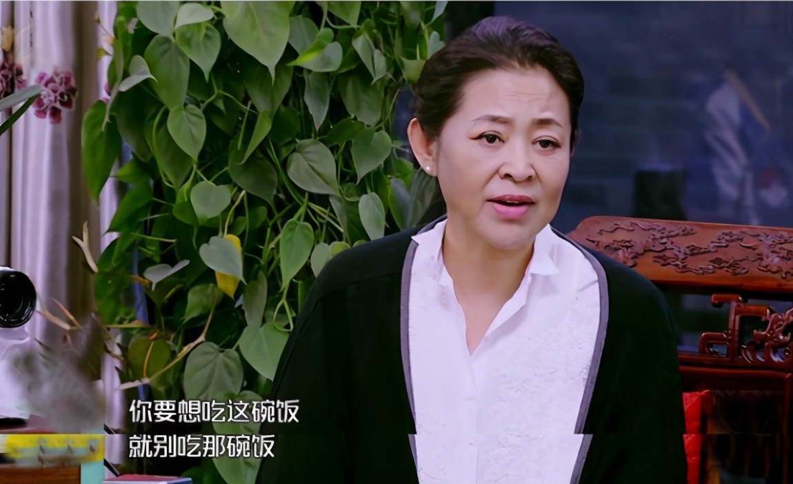 61岁倪萍暴瘦！走路踉跄获朱迅搀扶，身体状态惹网友担忧