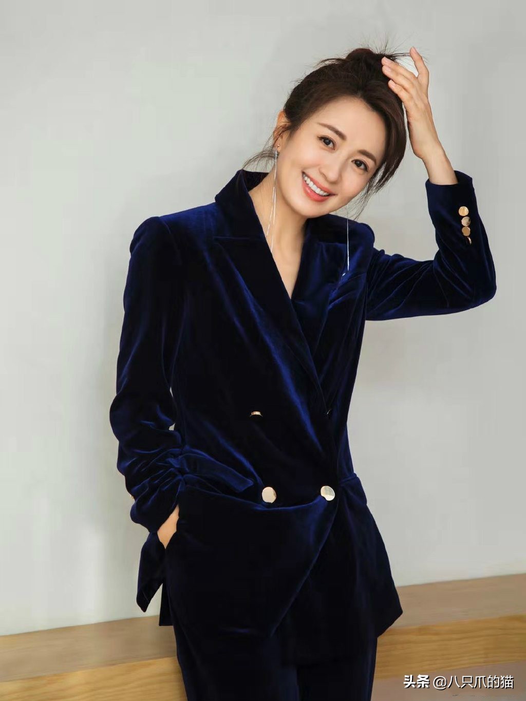 杨童舒穿白色西装 (杨童舒穿绿色西装)