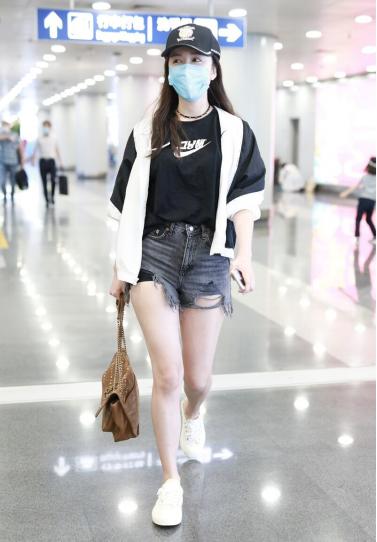 娄艺潇身穿红色短裙大秀,娄艺潇紧身裤穿搭