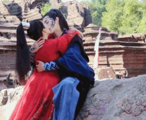 他俩到底分没分？甜蜜恋爱时怎么也没想到现在会撕成这样吧