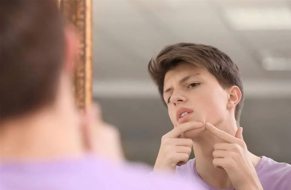 床单有痕迹，纸篓塞卫生纸，男孩的“生理期”同样值得父母重视