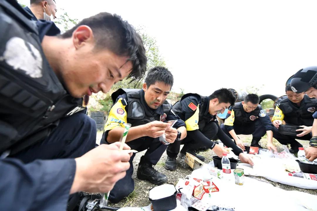 特警全面开展全警实战大练兵,燃到爆直击重庆特警实战大练兵