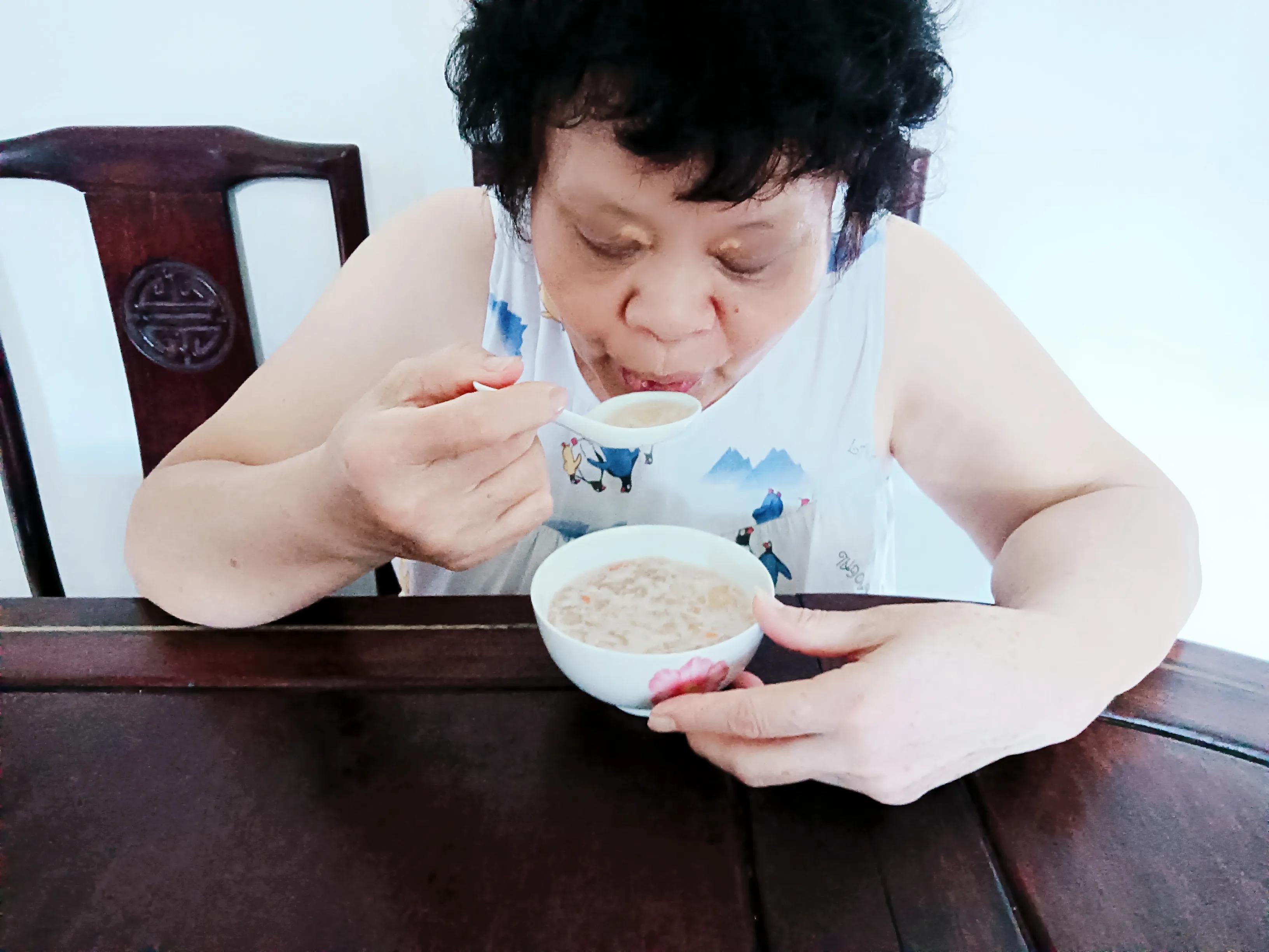 椰汁炖雪蛤，一道寓意美好又可滋补养生的可口甜品