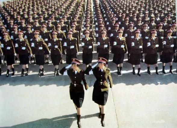 我军是哪年灰军装换装黄军装的,中国人民解放军几次换装的时间