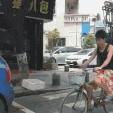 搞笑gif图妹子你太逗了,搞笑gif妹子你的衣服太前卫了