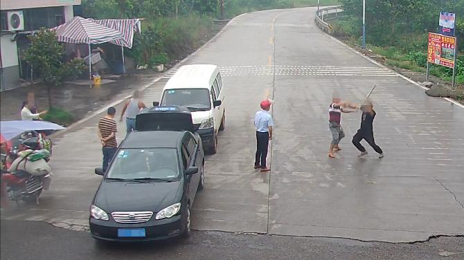 刀和钢管都拿出来了~泸州2名司机当街干架!视频曝光~