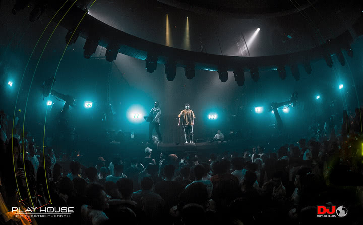 他拍下成都夜店的“纸醉金迷”，都市男女们在这里挥金如土