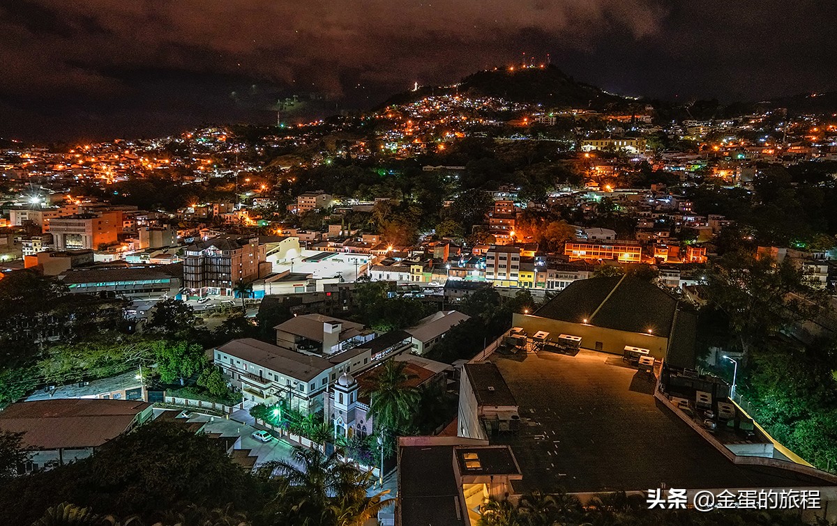 这里的肯德基加装防暴钢窗，保安用AK-47看店，此时此刻就在美洲