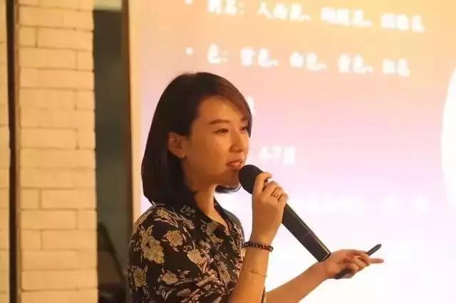 她在北京开了一家可以吃的花店,受众人追捧,还引来了李健