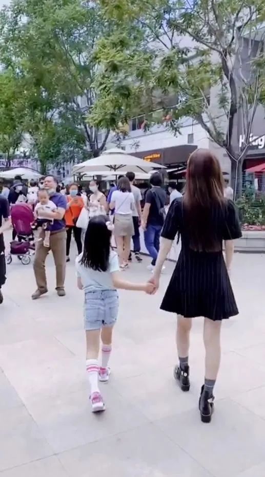 李小璐接甜馨放学大秀小蛮腰,李小璐带甜馨片段