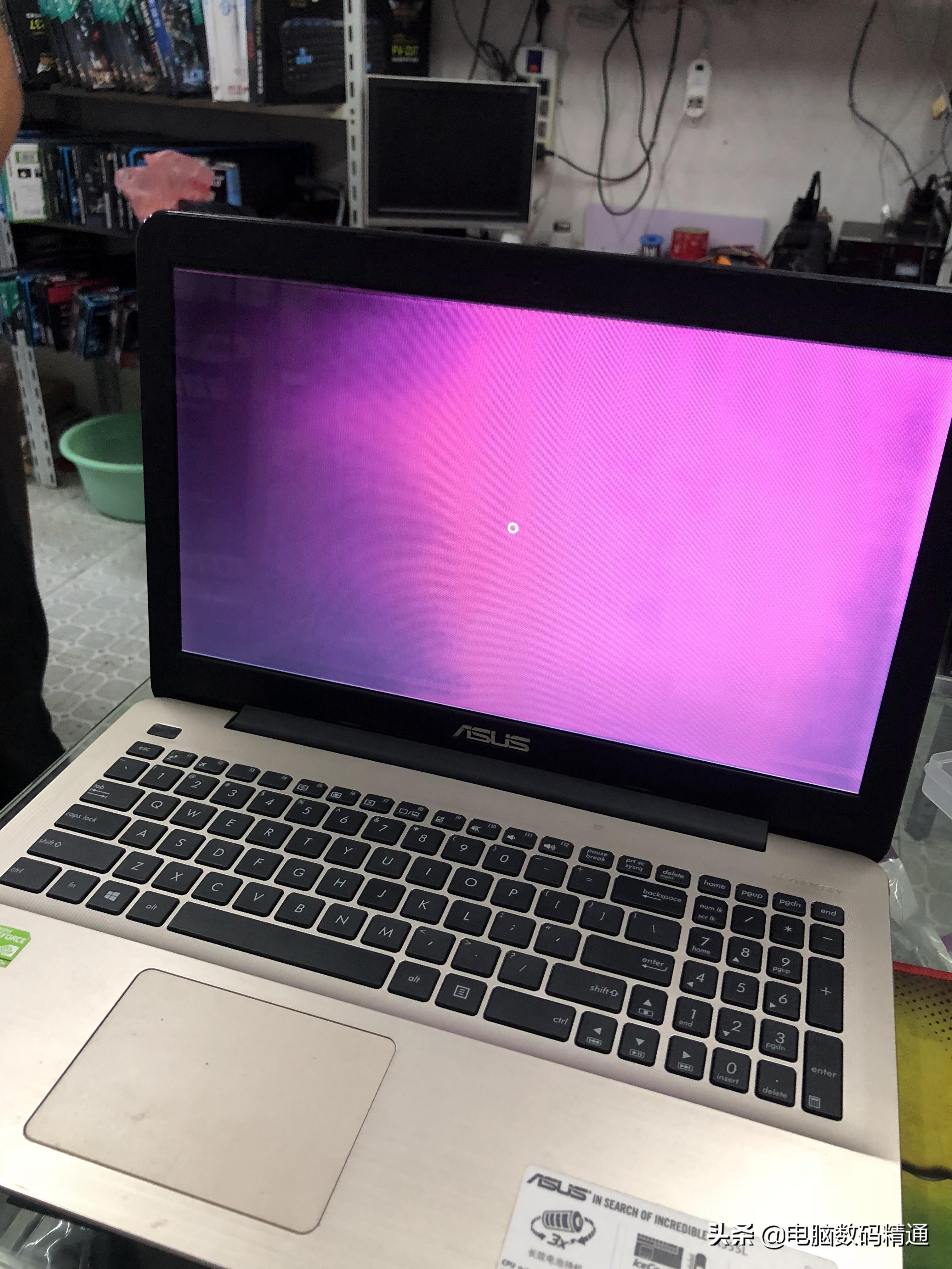 电脑显示有花屏是显卡坏了吗,电脑出现花屏显示器有原因吗