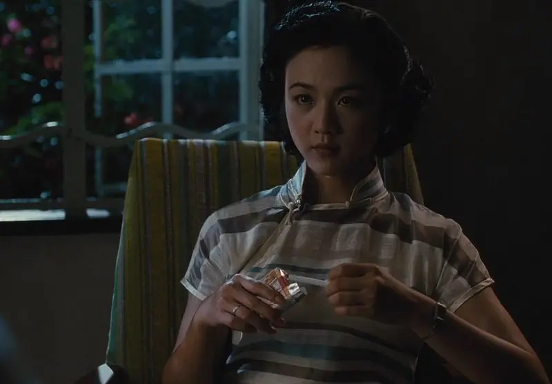 重看《色戒》,四个吸烟镜头,完美诠释出王佳芝的成长与挣扎