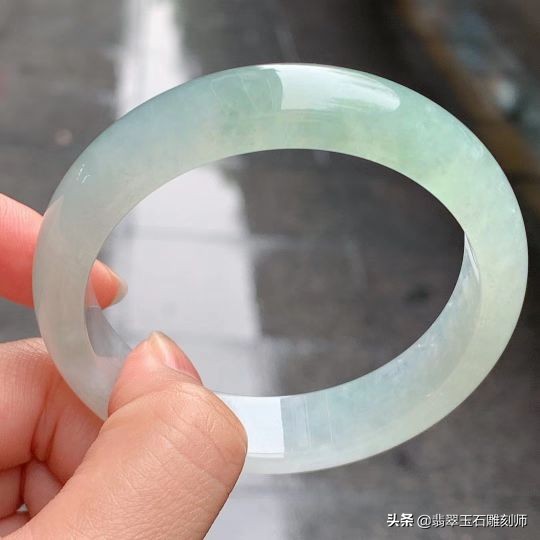 火车上认识的美女OL，我带她去中关村存放翡翠手镯，引发三角恋