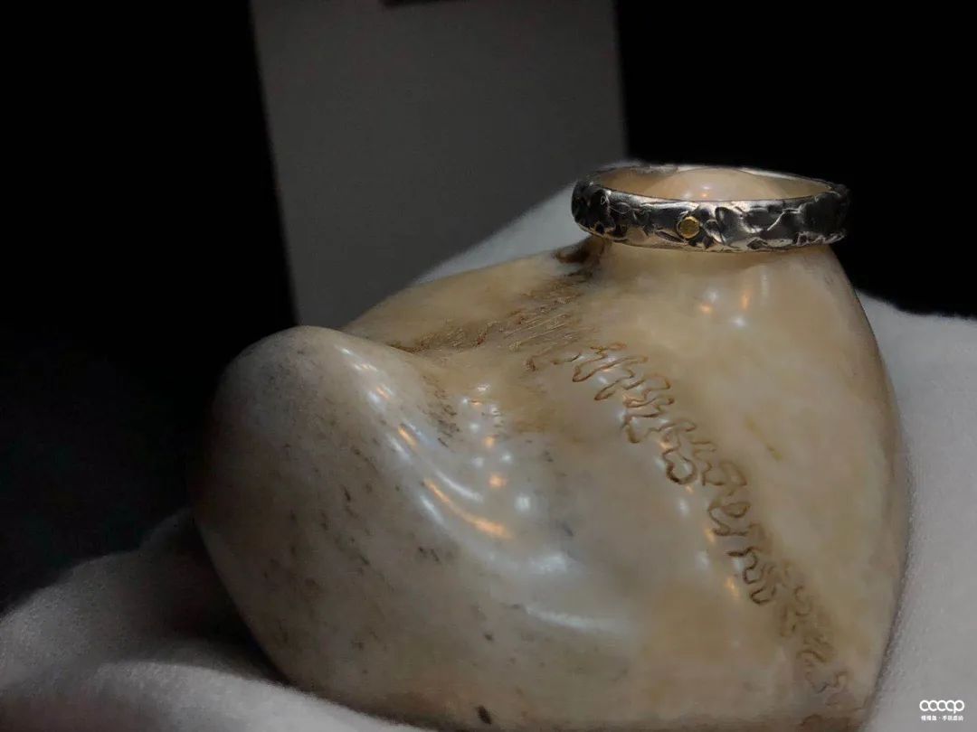 短发超飒小姐姐，玩串儿不贵也精致，骑起车来，帅翻天