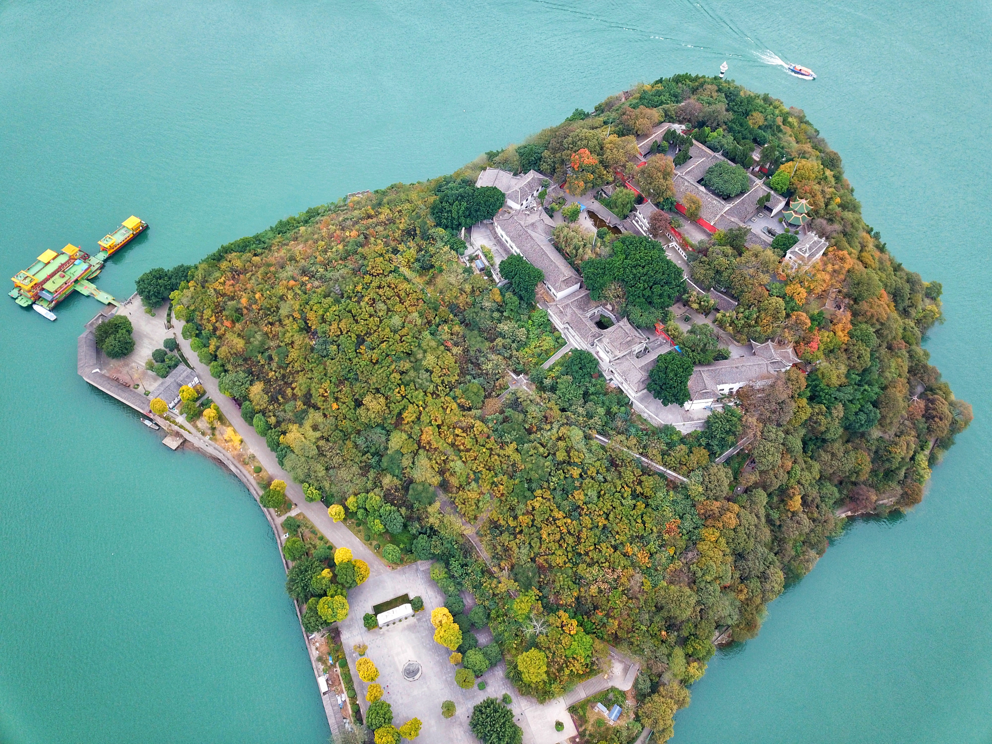 白帝城位于长江中的一个小岛上吗,白帝城为何是个岛