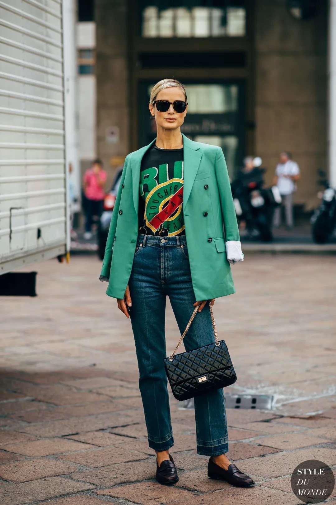 超级显白的色系穿搭快get起来吧,今年流行的亮色系穿搭叫什么