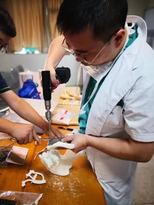 华西医院用3d打印为患者重建腰椎,四川省人民医院三维医学影像